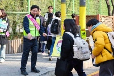 이상일 용인특례시장, 동백초등학교 안전한 등굣길 위한 교통지도봉사 참석