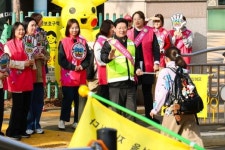 이상일 용인특례시장, 흥덕초등학교에서 교통지도봉사 참여