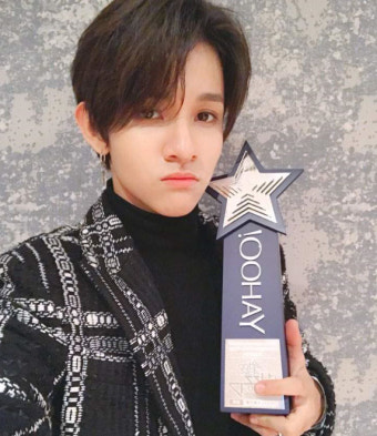 사무엘, 홍콩 '2017 야후 아시아 버즈 어워즈'서 韓 신인 가수상 수상