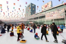 용인시청 광장 무료 썰매장 개장 첫날 6천여명 몰려