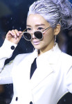배우 윤송아, 미스터리디 패션쇼 메인모델로 런웨이에 올랐다… 백발로 파격변신