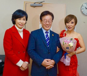 이재명 후보, 아내 김혜경·조수미와 인증샷… 