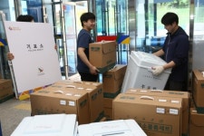 [포토] 지방선거 D-2...경기선관위, 투표소 용구용품세트 배부