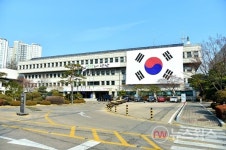 윤화섭 안산시장, 다섯째아 출산 산모에 축하용품 전달