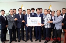용인시내 환경 기업 13개사, 이웃돕기 성금 2000만원 市에 기탁