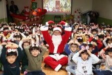 산타가 된 박승원 광명시장...철산누리어린이집 행사 참석