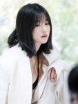 서예지, 하얀 재킷 속에 검은색 속옷… 파격적인 화보에 깜짝