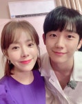 드라마 봄밤 한지민·정해인, 닮은 듯한 셀카 공개에 쏠리는 관심
