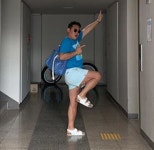 신우식, 폭염·무더위 이기는 패션 소개… 반바지 너무 짧은거 아니니? 폭소
