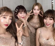 오로라 지호·유주·애리·서은, 아찔한 의상으로 각선미 자랑