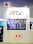 스마트필름 붙인 약국 진열창 통해 광고 영상·이미지 노출