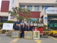 장차식 현대미술 연구소장, 성산면사무소에 미술품 증정