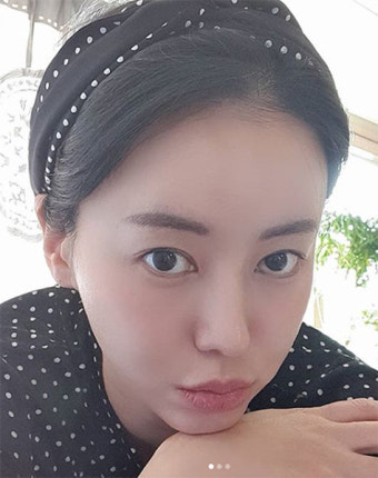 박연수, 반전 수영복 몸매 공개… 40대·두 아이 엄마 맞아?