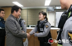 백군기 용인시장, 설 연휴 현장 근무자 격려…동백지구대 등 방문