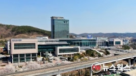용인시, 거동불편 어르신·중증장애인 재난기본소득 선불카드 방문 발급