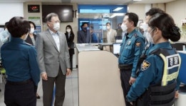 문재인 대통령, 청운파출소·신교119 찾아 근무자 위로