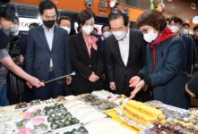 정 총리 전통시장 활성화에 총력…떡볶이 무료나눔 부산 개금골목시장 방문