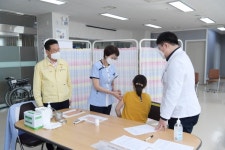 영천시, 코로나19 예방접종 첫 시행