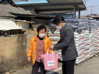 경산시노인종합복지관, 압량읍 어르신들께 사랑의 선물 꾸러미 전달