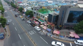 확 달라진 경주역 앞 화랑로...노점상 공존 보행친화거리 탈바꿈