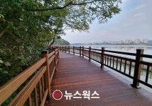 장애인도 편하게…용인시, 기흥호수공원 서측 구간 무장애 산책로 조성