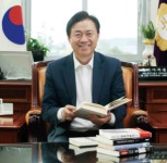 김영춘 전 해수부장관 "직업적 정치인의 길, 더 이상 걷고 싶지 않아"