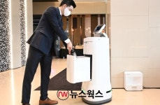 LG전자, LG 클로이 로봇 공급 확대…호텔·지하철역·박물관서 일한다