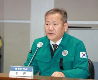 윤석열 대통령, 이상민 사의 수용에 대한 여론 갈등 고조