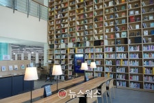 용인시, 책 많이 읽는 도시 압도적 1위…도내 309곳 중 수지도서관 최고