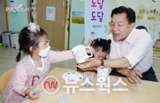 이재준 수원특례시장, 어린이집 일일 보조교사로 나서