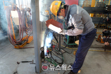 [가보니] 로봇 용접에 드론 모니터링…한화오션 거제사업장, 미래선박기술 총집결