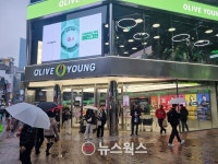 양날개 펼친 CJ올리브영, 지주사 주가부양 효녀 노릇할까