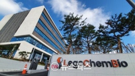 오리온 3세 담경선 부부…레고켐바이오 최대 수혜자 될까