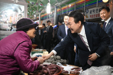 서산동부전통시장 찾은 윤 대통령…올해 여섯 번째 시장 방문