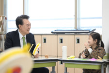 늘봄학교 참관한 윤 대통령 모두 협력해 좋은 프로그램 찾자