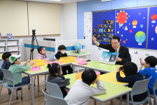 윤 대통령, 초등 1학년과 우주·로켓 공부…늘봄학교 재능기부 약속 실천