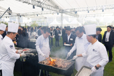 고기 굽고, 계란말이 만든 윤 대통령…기자들과 김치찌개 만찬