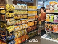 이마트24, 캄보디아 1호점 오픈…떡볶이·라면 등 K푸드 판매