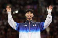 박태준, 첫 올림픽서 금메달…남자 태권도 16년 만의 금 수확