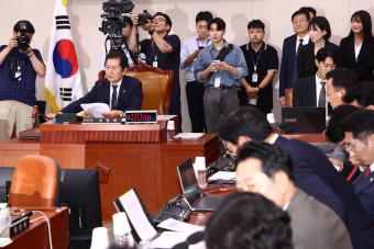 불출석 논란 휘파람 소리 속 진행된 검사 탄핵 청문회
