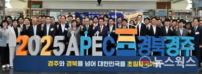 이명박 전 대통령 경북도청 첫 방문…화공특강 300회 축사·기념 식수