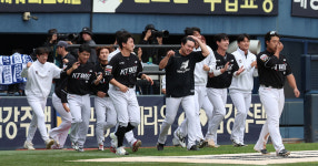 kt, 두산 꺾고 5위팀 최초 준PO 진출…5일 LG와 경기 