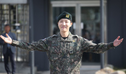 BTS 제이홉, 진 환영 받으며 제대…응원해준 시민과 팬들께 감사