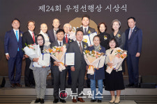 코오롱 우정선행상 대상에 길작은도서관 설립한 김선자 씨