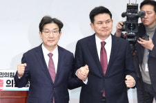 '친윤 핵심' 권성동, 국민의힘 새 원내대표 당선…72표 과반 득표