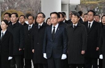 최상목 대통령 권한대행이 참모들 사의를 수리하지 않겠다는 결정 강조하여 국가 안정에 힘을 모은다