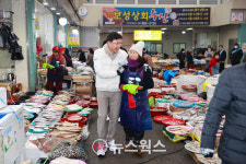 [포토] 김철우 보성군수 전통시장 활성화 위해 두 팔 걷어