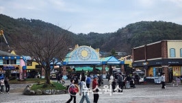 [포토] 완연한 봄기운…광주 놀이공원 나들이객 북적