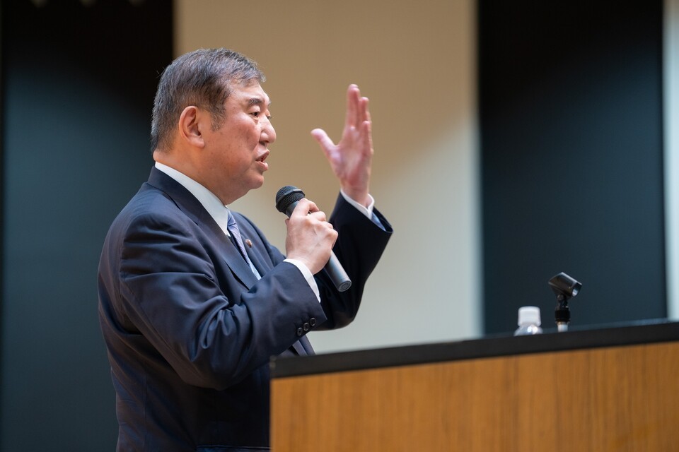 고이즈미 농림수산상, 야스쿠니신사 참배 논란 확산, 화제 모아