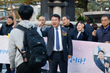 [포토] 수험생과 포옹하는 이정선 광주시교육감